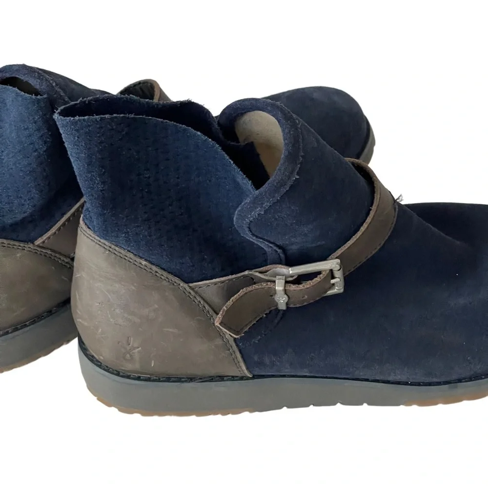 EMU Australia Navy Suede Bootie with strap. Like new. Size 10